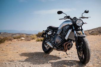 UNE MOTO SUR BEQUILLE