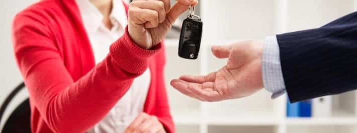 changement-de-titulaire-carte-grise remise des clés de la voiture
